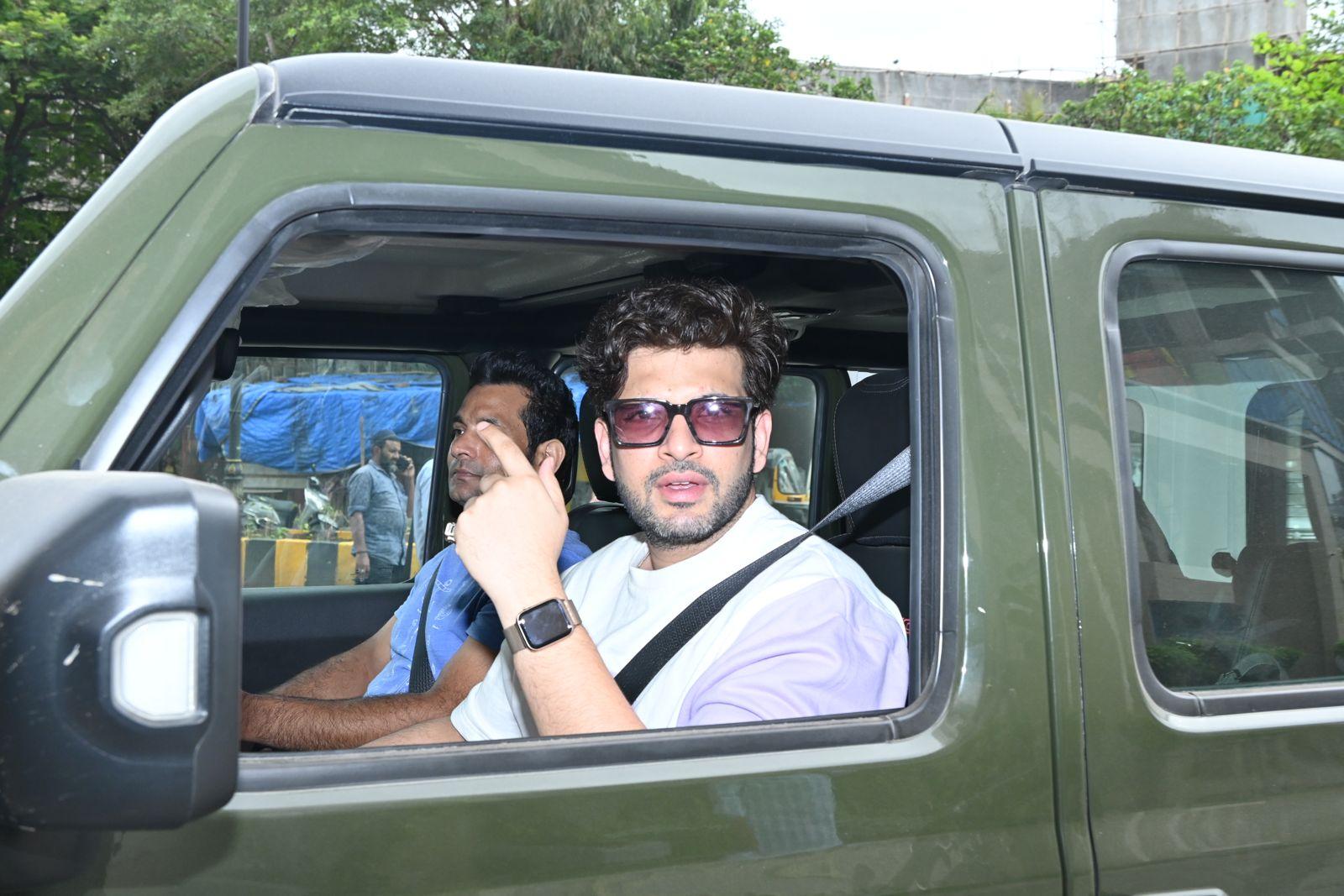 Karan Kundra was snapped in his car today, the star happily engaged with the paparazzi before reaching his destination